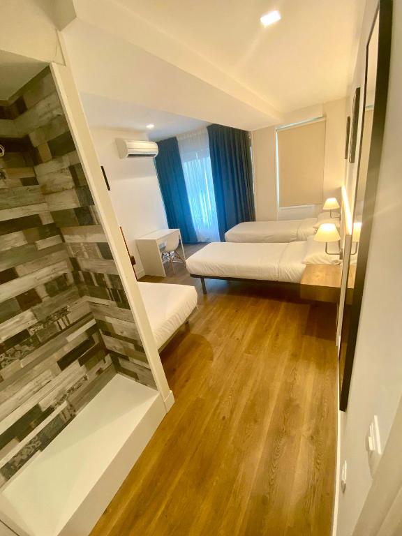 Far Home Gran Vía - Quarto Triplo Com Banheiro Privativo