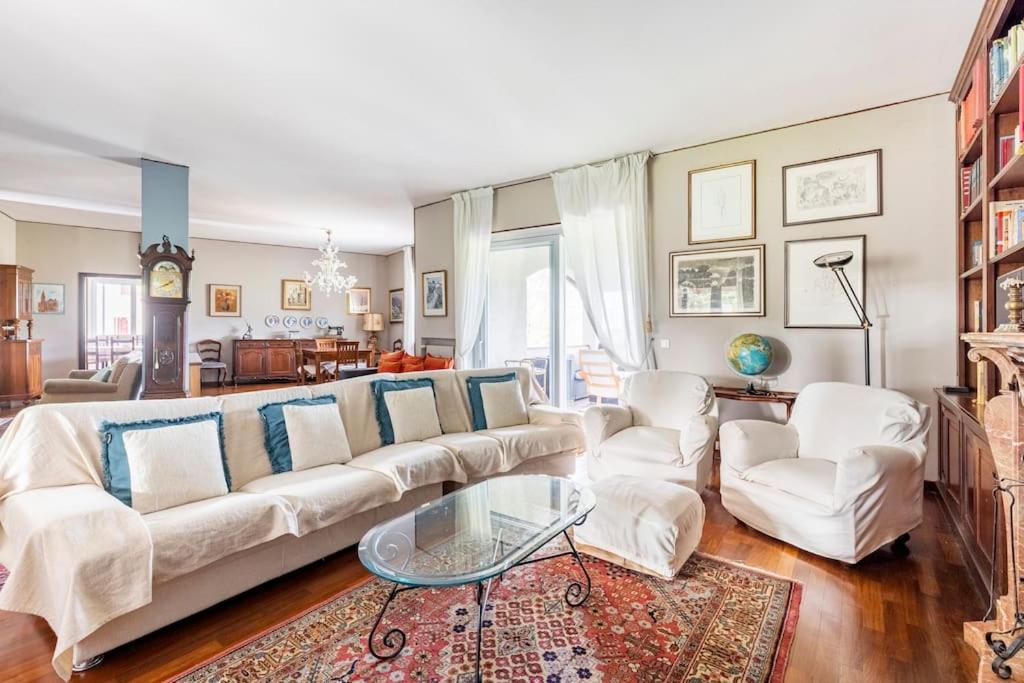 un soggiorno con divano e sedie bianchi di Villa Germana a Castenedolo
