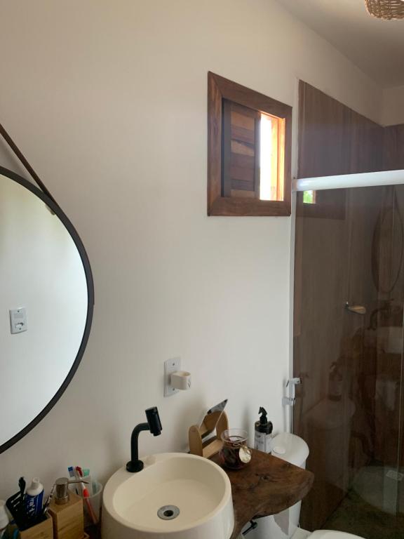 ein Bad mit einem Waschbecken und einem Spiegel in der Unterkunft Cabana próximo a Gostoso na Lagoa do sal in Touros