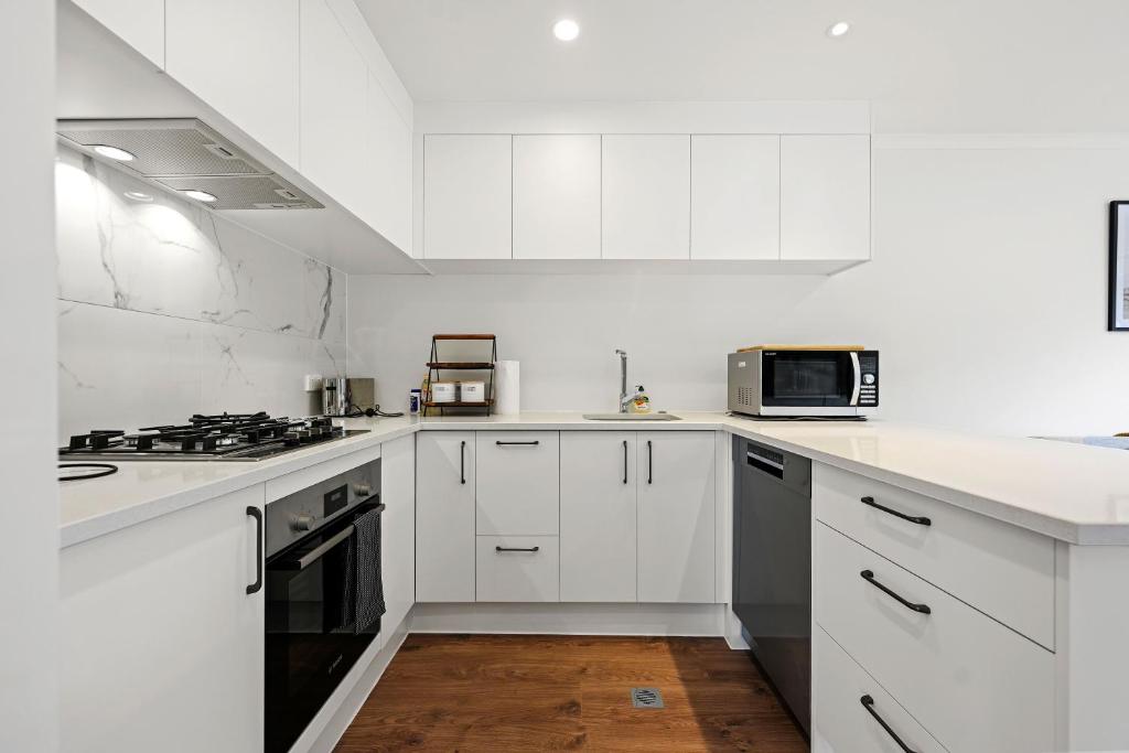 New towhouse walk to the hospital & CBD & the Lake - Resim 15