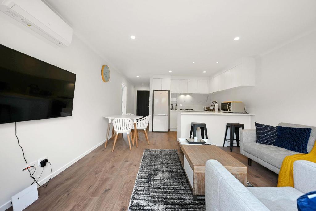 New towhouse walk to the hospital & CBD & the Lake - Resim 17