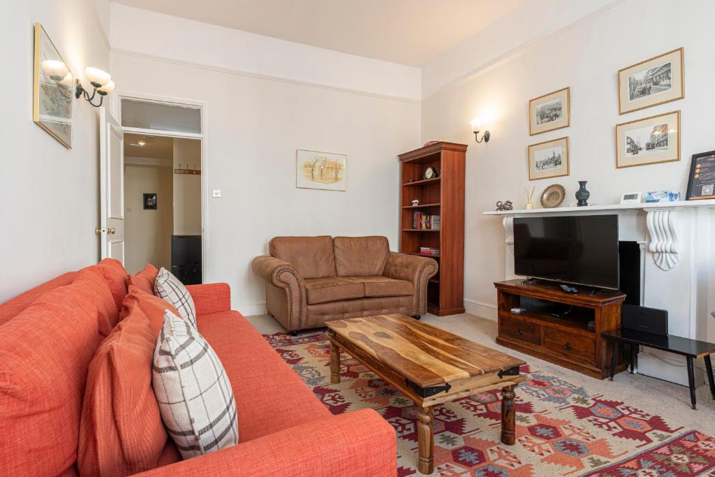 uma sala de estar com um sofá e uma mesa de centro em Adorable 1 bed flat in West Brompton, sleeps 4 em Londres