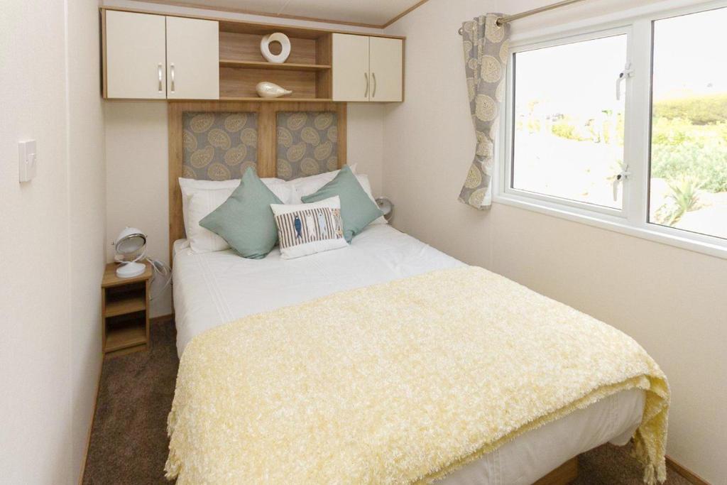 Postel nebo postele na pokoji v ubytování Newperran Holiday Park