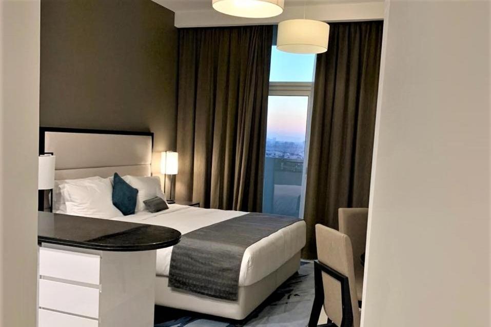 Postel nebo postele na pokoji v ubytování Studio Apartment in JVC Tower 108 - Jumeirah village circle - Ezytrac Vacation Homes