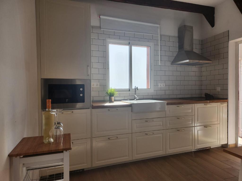 A kitchen or kitchenette at HOUSE SAL Y MAR