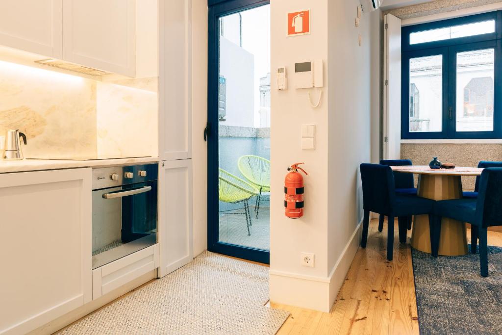 - une cuisine et une salle à manger avec une table et des chaises dans l'établissement ORM Padrão Apartment, à Porto