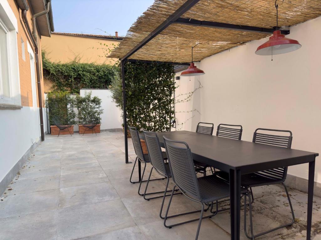 un tavolo nero e sedie su un patio di Realkasa Charming Luxury Apt. a Bologna