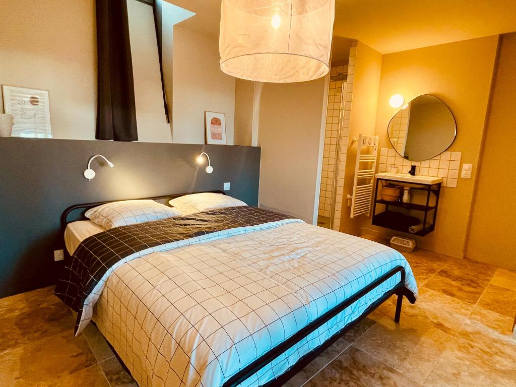 Voodi või voodid majutusasutuse Les Suites d'Angoulême - Proche Gare et Centre ville - Haut de gamme toas