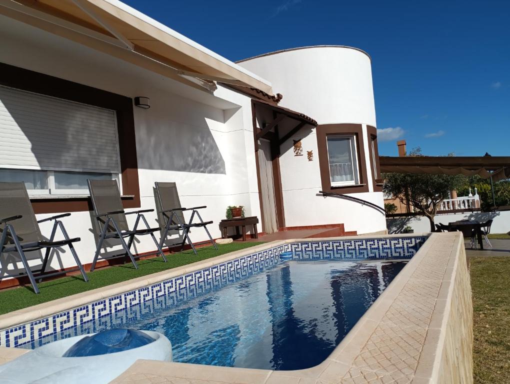 Bazén v ubytování CASA con PISCINA PARA 6 PERSONAS nebo v jeho okolí