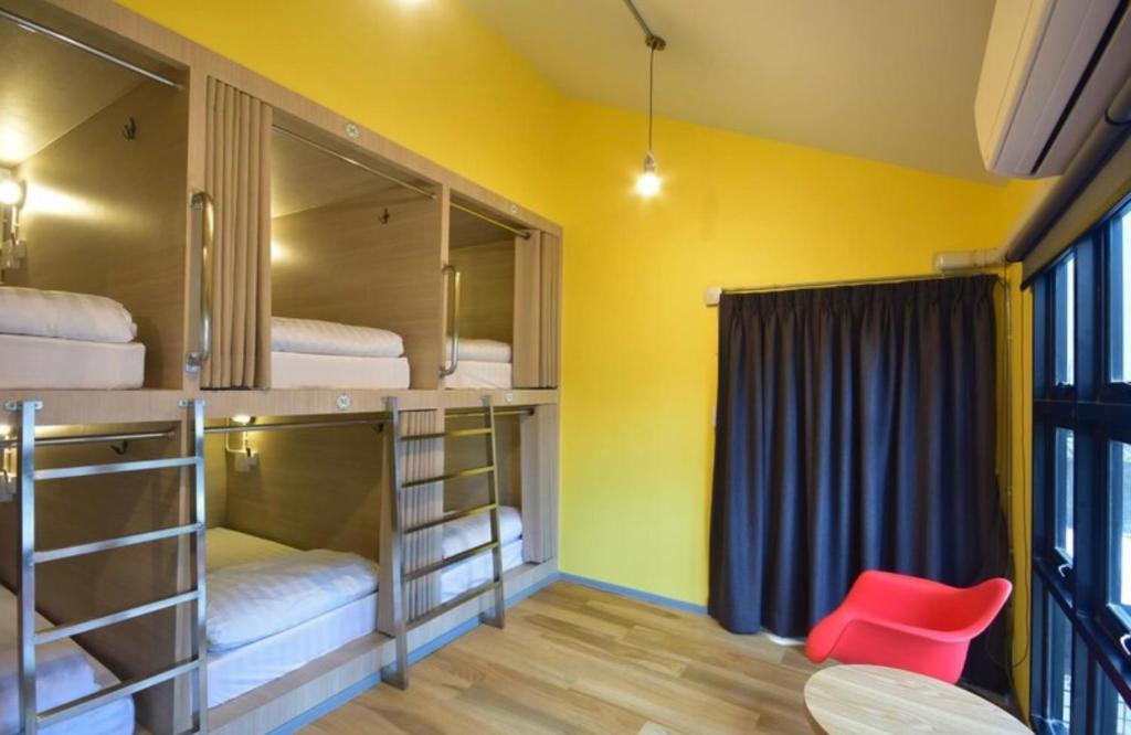 Postel nebo postele na pokoji v ubytování The Chatbox Silom Hostel