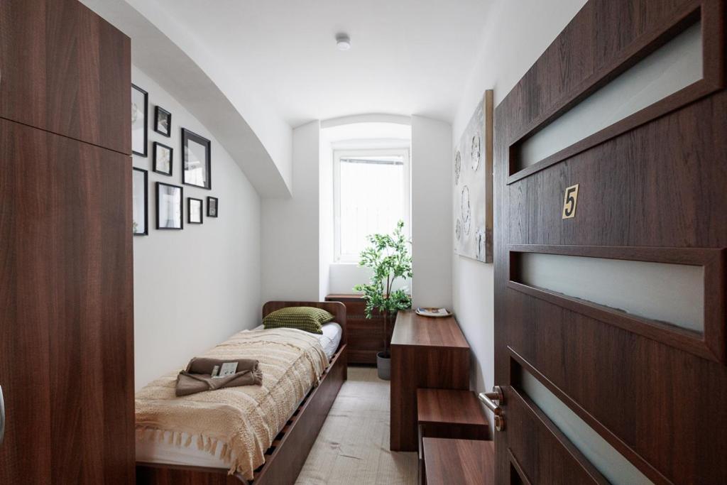 a bedroom with a bed and a desk and a window at Vienna City Business Rooms in Vienna