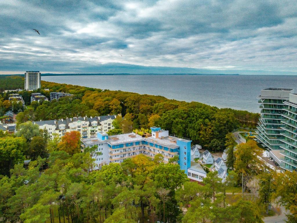 eine Luftblick auf eine Stadt mit Bäumen und Wasser in der Unterkunft Spa Bagiński & Chabinka in Misdroy