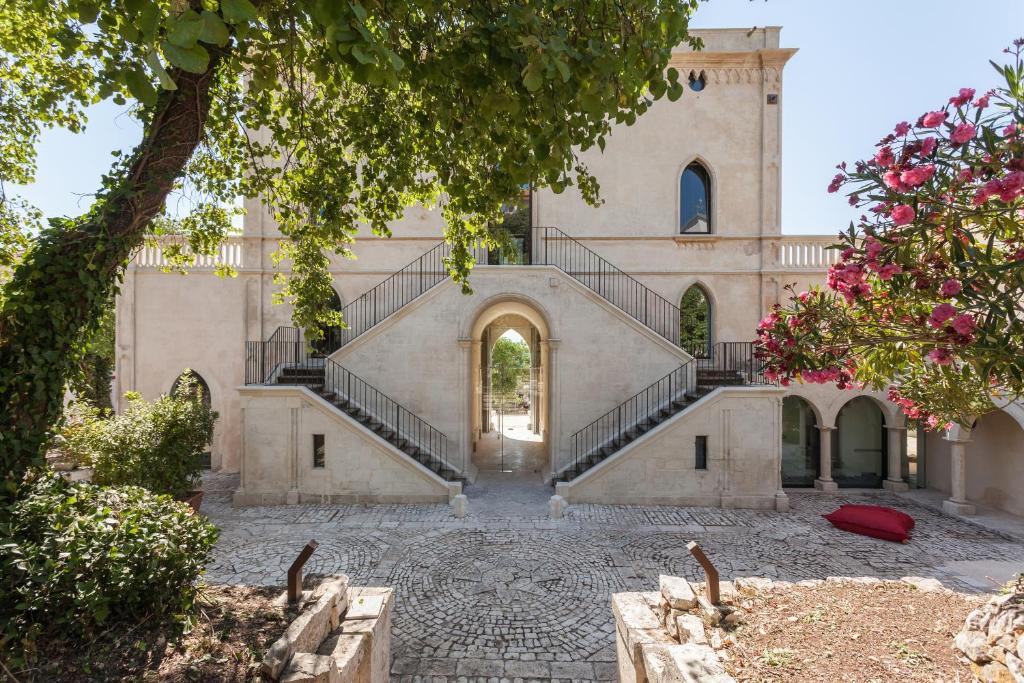 an external view of a building with a staircase at Villa Boscarino in Ragusa
