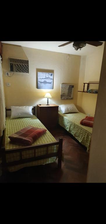 ein Hotelzimmer mit 2 Betten und einer Lampe in der Unterkunft a 3 MIN DEL CENTRO in Concordia