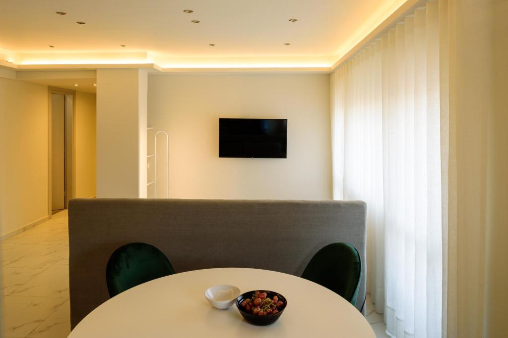 Televízia a/alebo spoločenská miestnosť v ubytovaní ERMOU STREET APARTMENTs