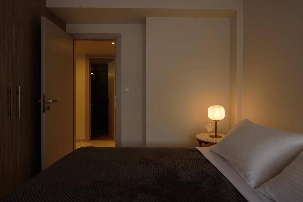 Posteľ alebo postele v izbe v ubytovaní ERMOU STREET APARTMENTs
