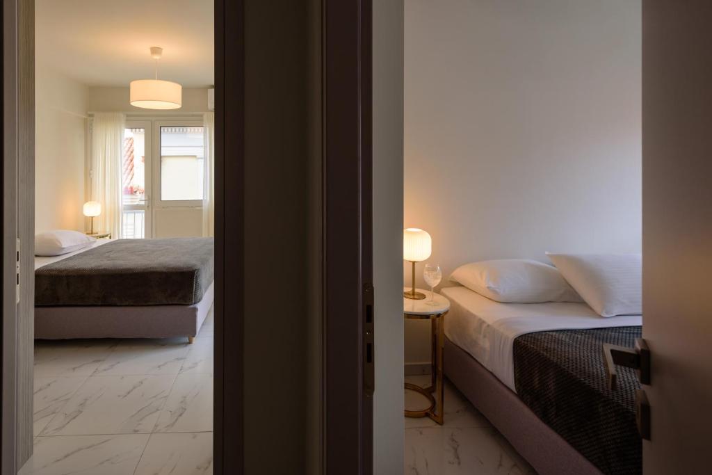 Posteľ alebo postele v izbe v ubytovaní ERMOU STREET APARTMENTs