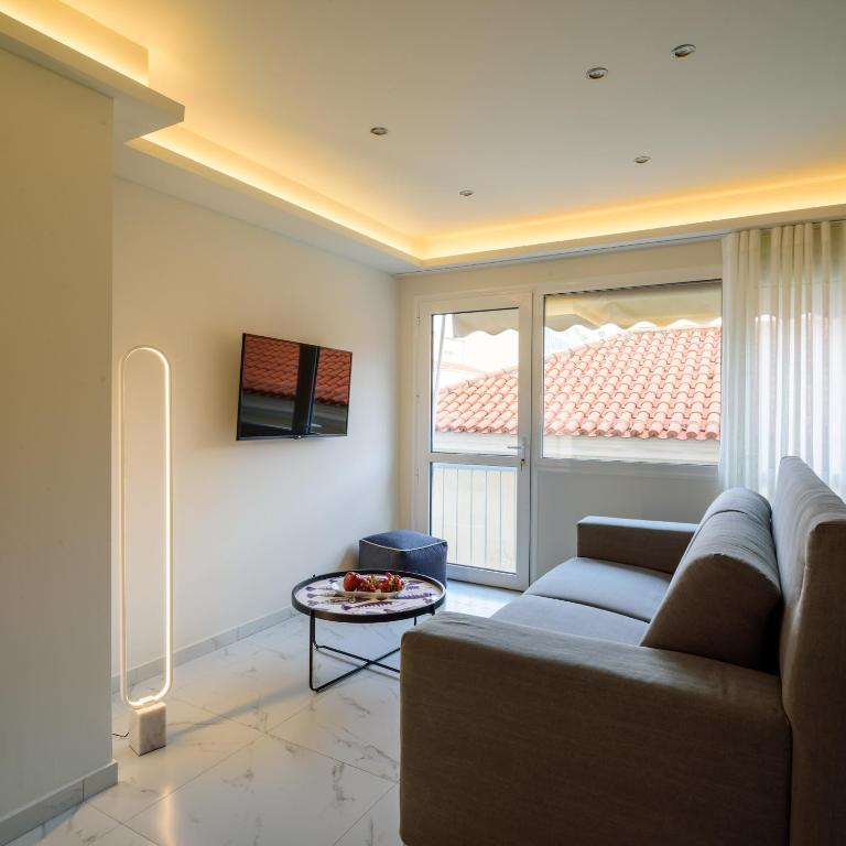 Televízia a/alebo spoločenská miestnosť v ubytovaní ERMOU STREET APARTMENTs