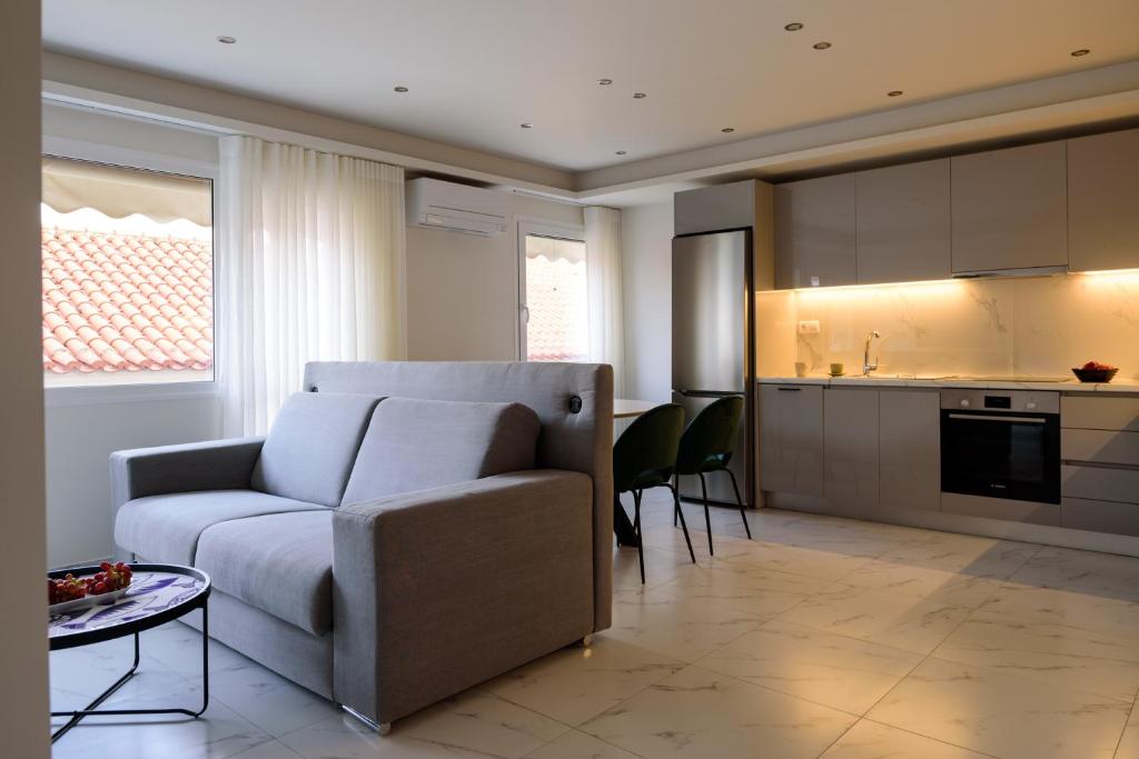 Kuchyňa alebo kuchynka v ubytovaní ERMOU STREET APARTMENTs