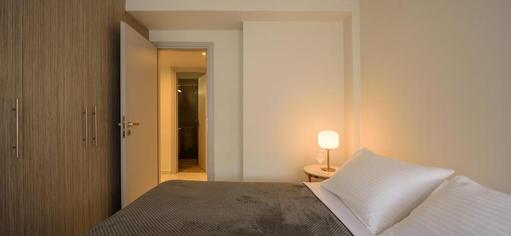 Posteľ alebo postele v izbe v ubytovaní ERMOU STREET APARTMENTs