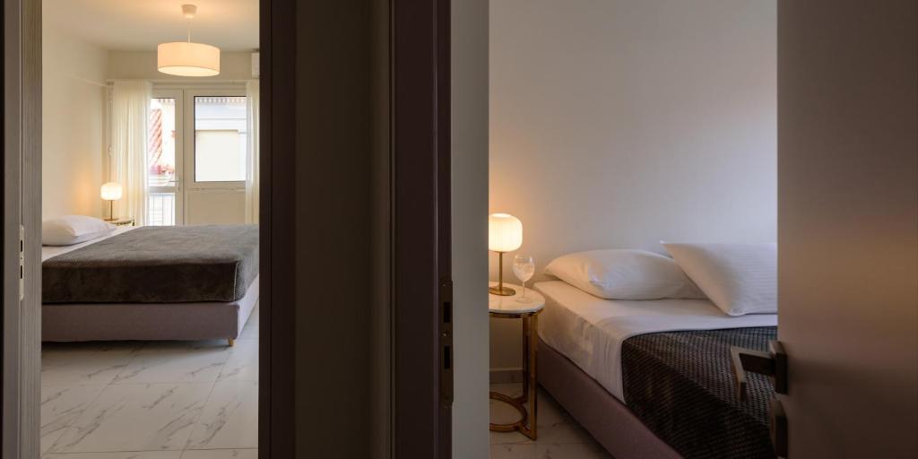 Posteľ alebo postele v izbe v ubytovaní ERMOU STREET APARTMENTs