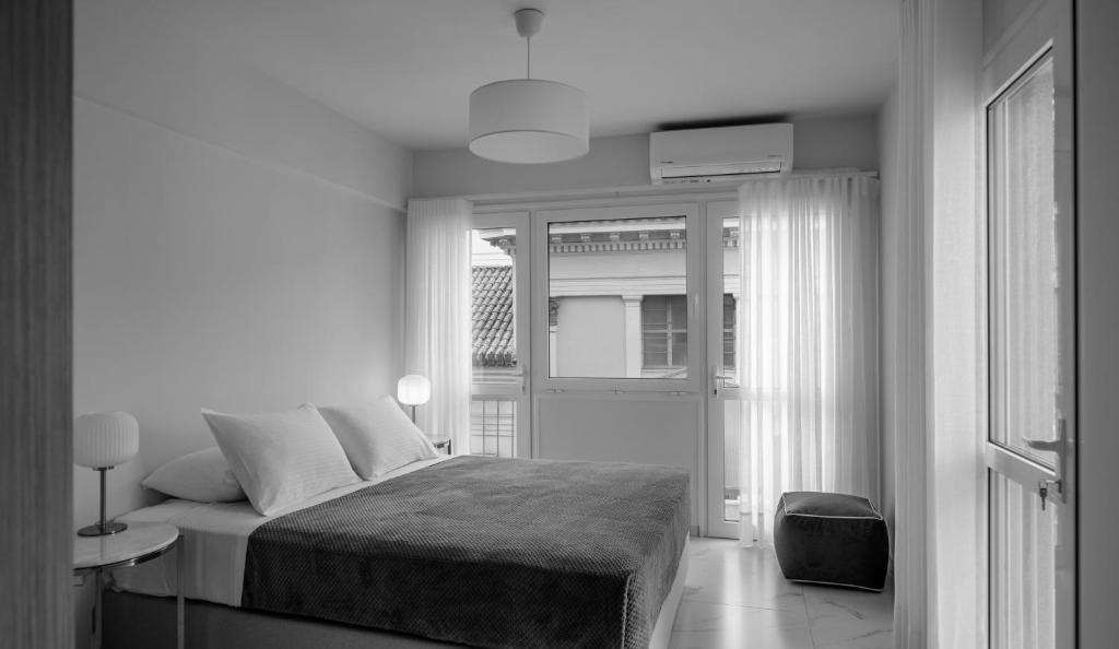 Posteľ alebo postele v izbe v ubytovaní ERMOU STREET APARTMENTs