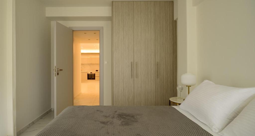 Posteľ alebo postele v izbe v ubytovaní ERMOU STREET APARTMENTs
