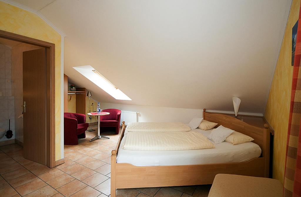 ein Schlafzimmer mit einem Bett und ein Wohnzimmer in der Unterkunft Ferienpark Auf dem Simpel - Doppelzimmer in Soltau