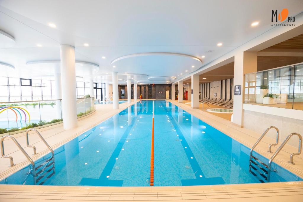 una gran piscina cubierta con una gran piscina en Polanki AQUA Premium Class by MS Pro Apartamenty en Kołobrzeg