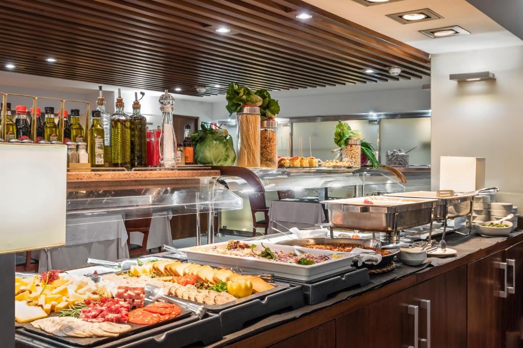 Comida en o cerca de este hotel
