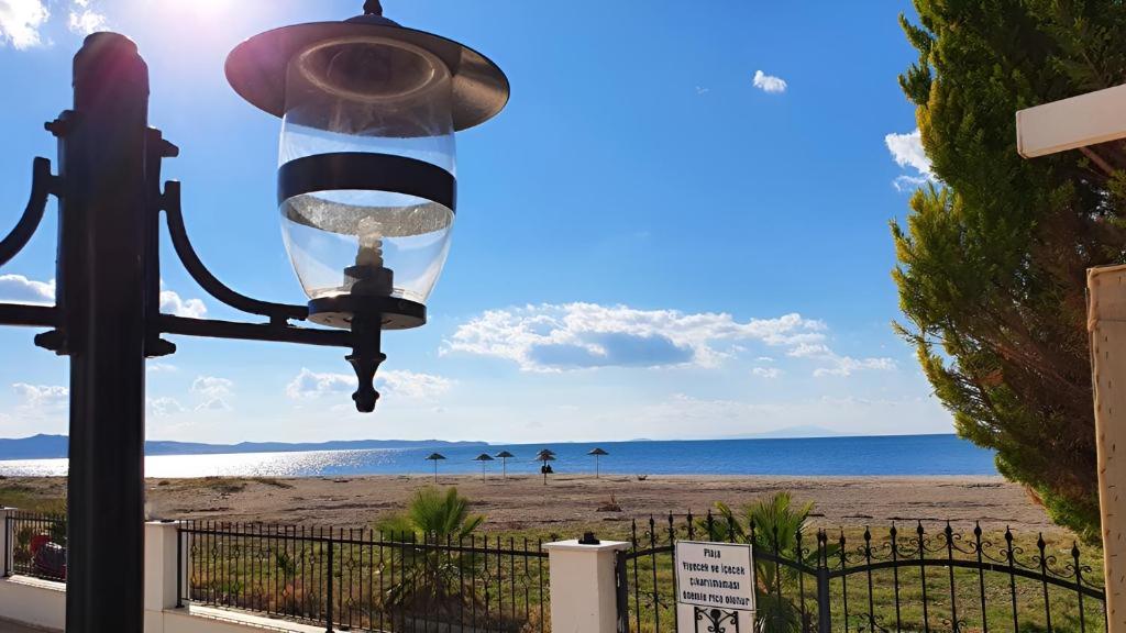 una luz de la calle con la playa en el fondo en AFYTOS ÖREN BEACH PRESTİJ, en Burhaniye