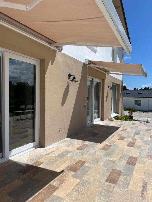 eine Terrasse mit Tür und Fenster in der Unterkunft Apartagal-A Corredoira in Foz