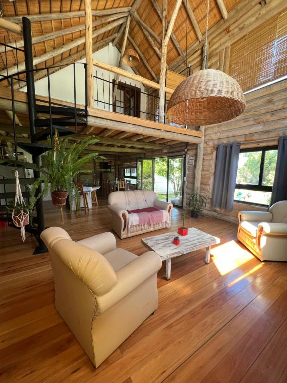 a living room with wooden ceilings and a wooden floor at La Porteña in Gualeguaychú