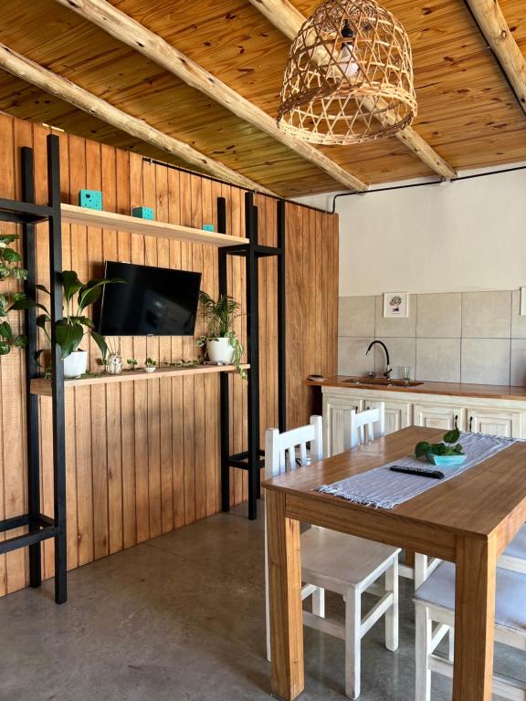 cocina con techo de madera, mesa y sillas en Depto La Porteña a 1k Termas, en Gualeguaychú