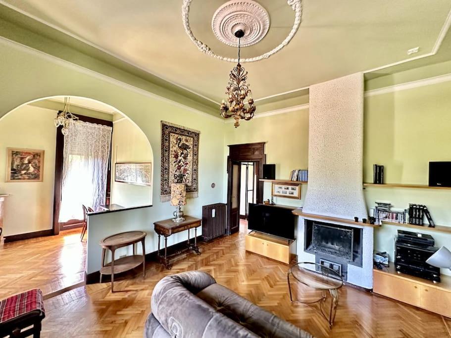 uma sala de estar com um sofá e uma lareira em Villa Elisabeth em Como