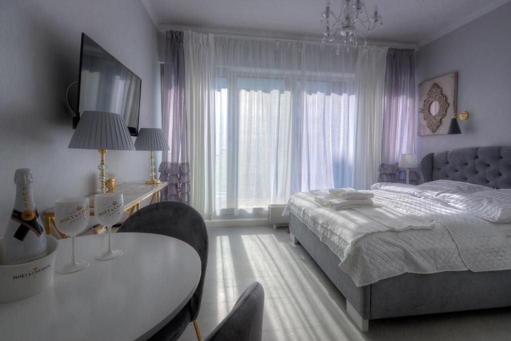 シフィノウイシチェにあるLividus339のベッドルーム1室(ベッド1台、デスク、テーブル付)