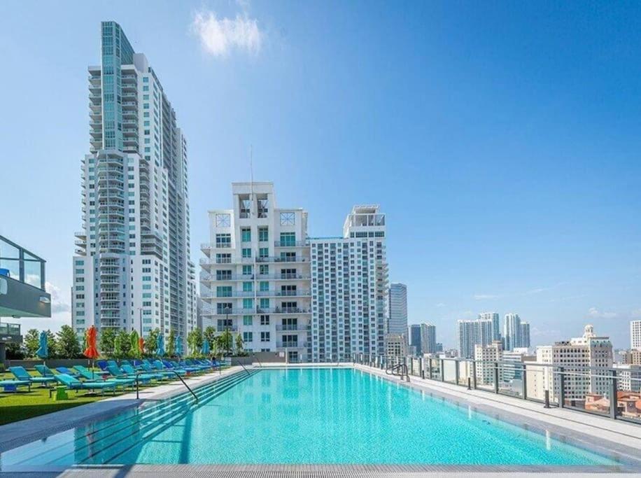 una gran piscina en lo alto de un perfil urbano en Luxury 2BR Corner Apt Downtown MIA, en Miami