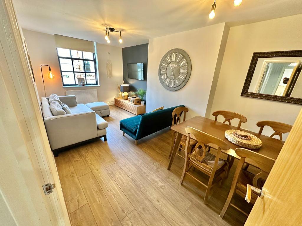 Гостиная зона в Wessex House - Cozy Town Centre Two Bedroom Apartment - Short Stroll to Beach and Nightlife