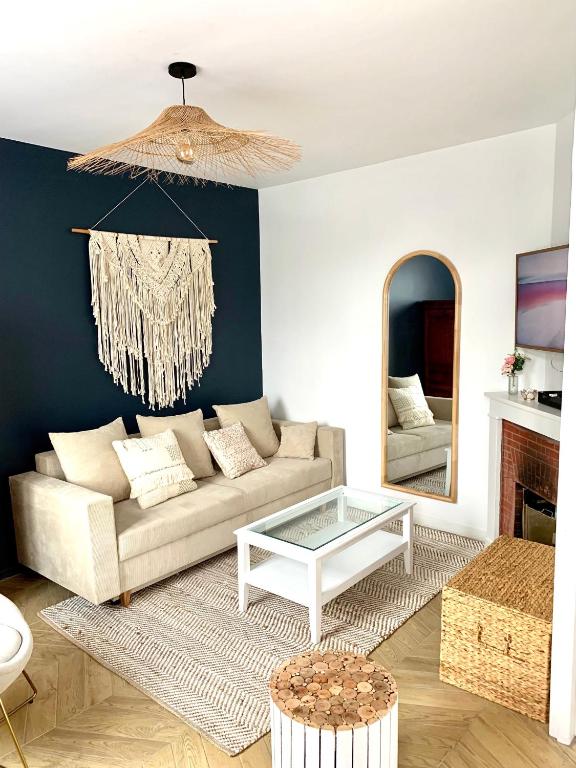sala de estar con sofá y mesa en Charmante maison Cabourg, en Cabourg