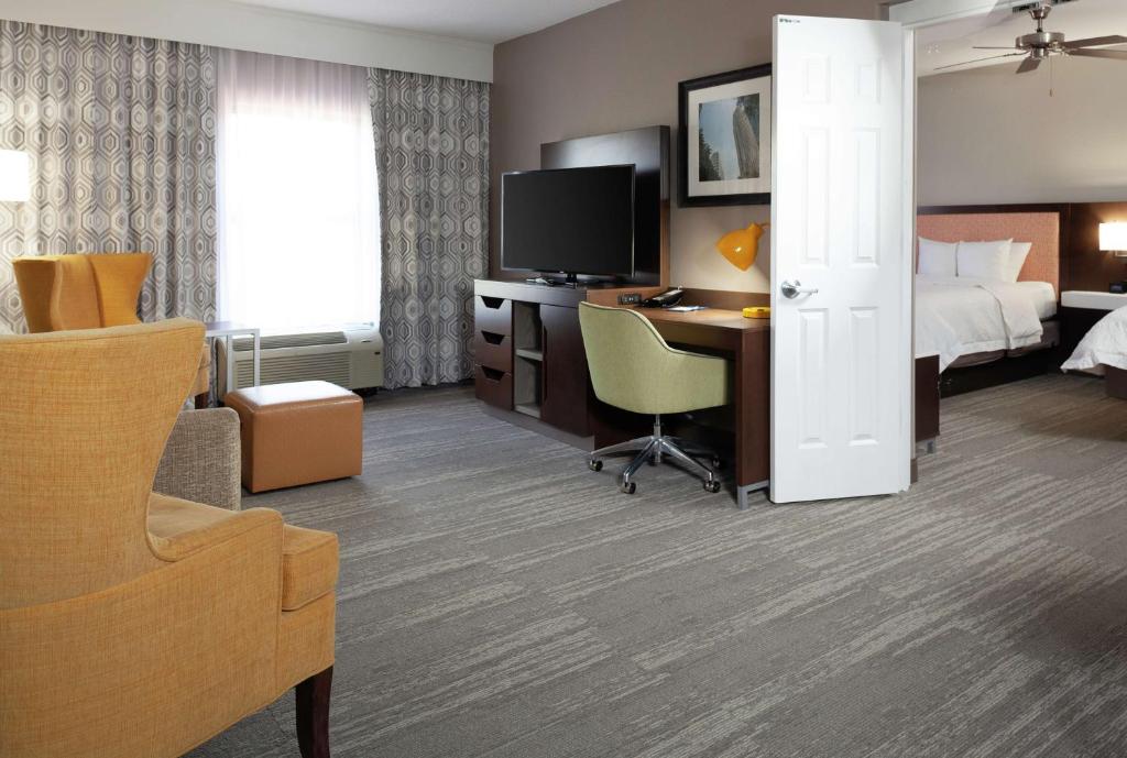 Hampton Inn & Suites Concord-Charlotte - King Suite