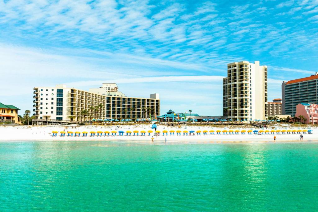 een uitzicht op een strand met gebouwen en de oceaan bij Hilton Sandestin Beach Golf Resort & Spa in Destin