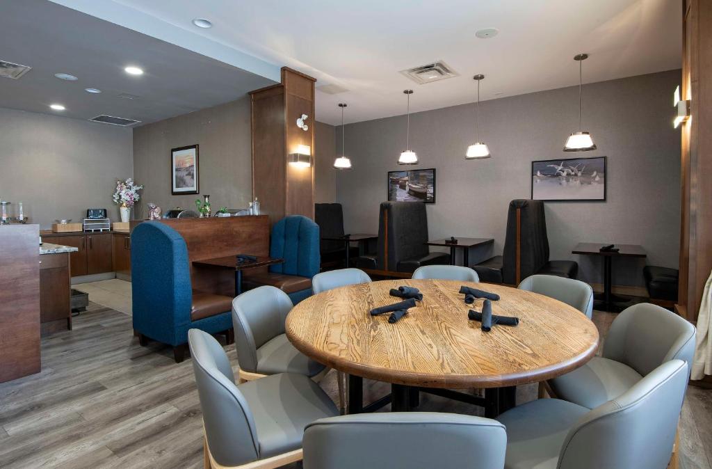 A seating area at DoubleTree by Hilton - Kamloops