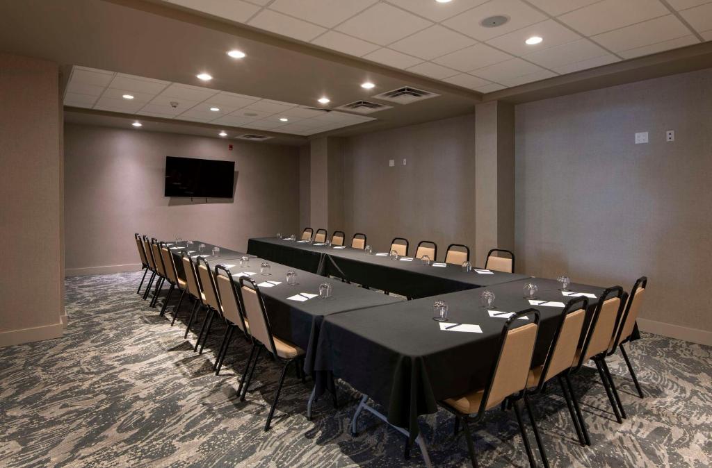 The business area and/or conference room at DoubleTree by Hilton - Kamloops