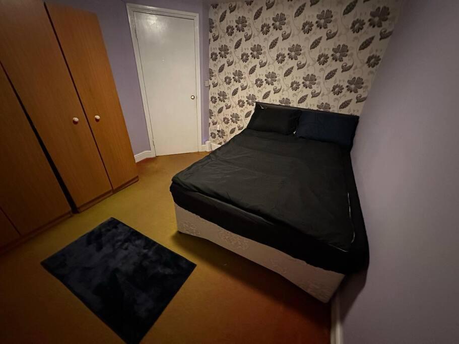 倫敦的住宿－Sweet dream 5，一间小卧室,角落里设有一张床