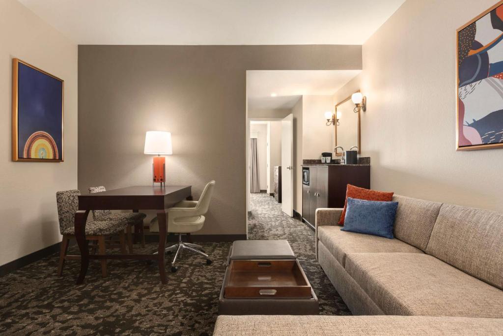 Embassy Suites by Hilton Orlando Lake Buena Vista South - Suite With Two Queen Beds - Non-Smoking