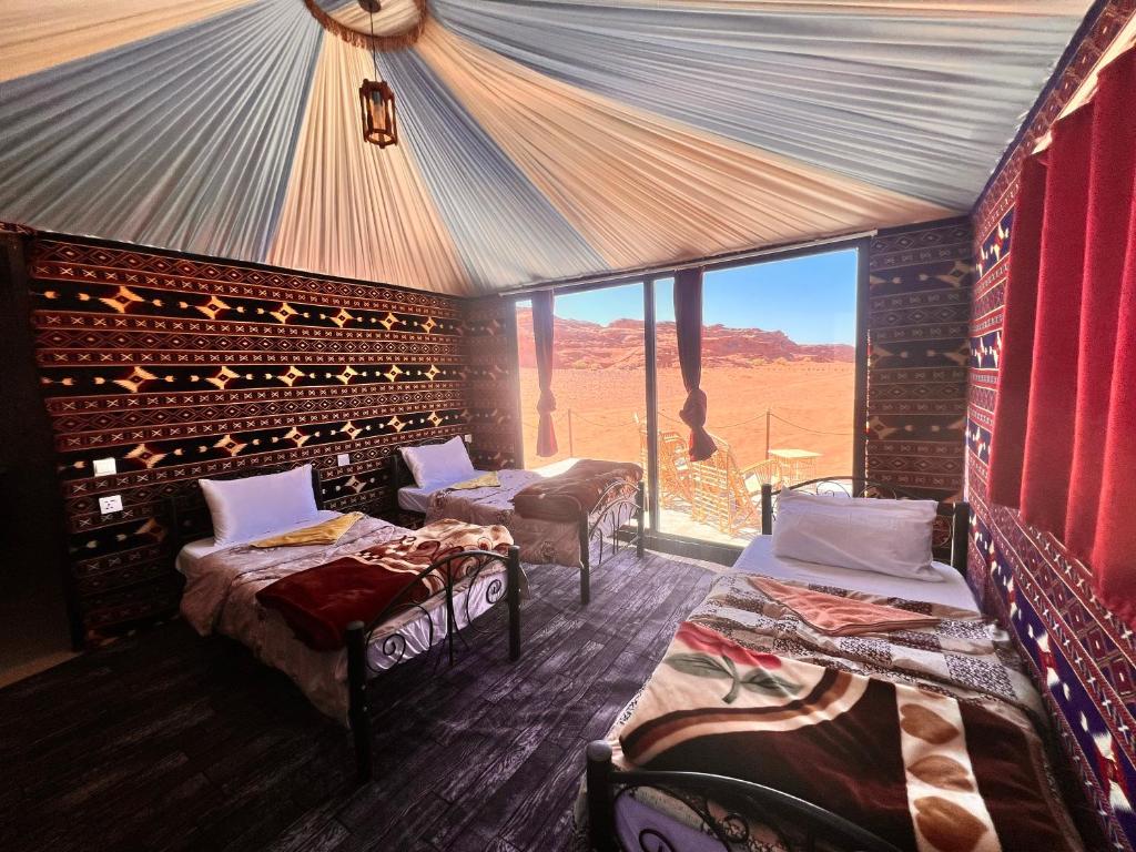 Pokój z łóżkami i widokiem na pustynię w obiekcie Wadi Rum Sky Tours & Camp w mieście Wadi Rum