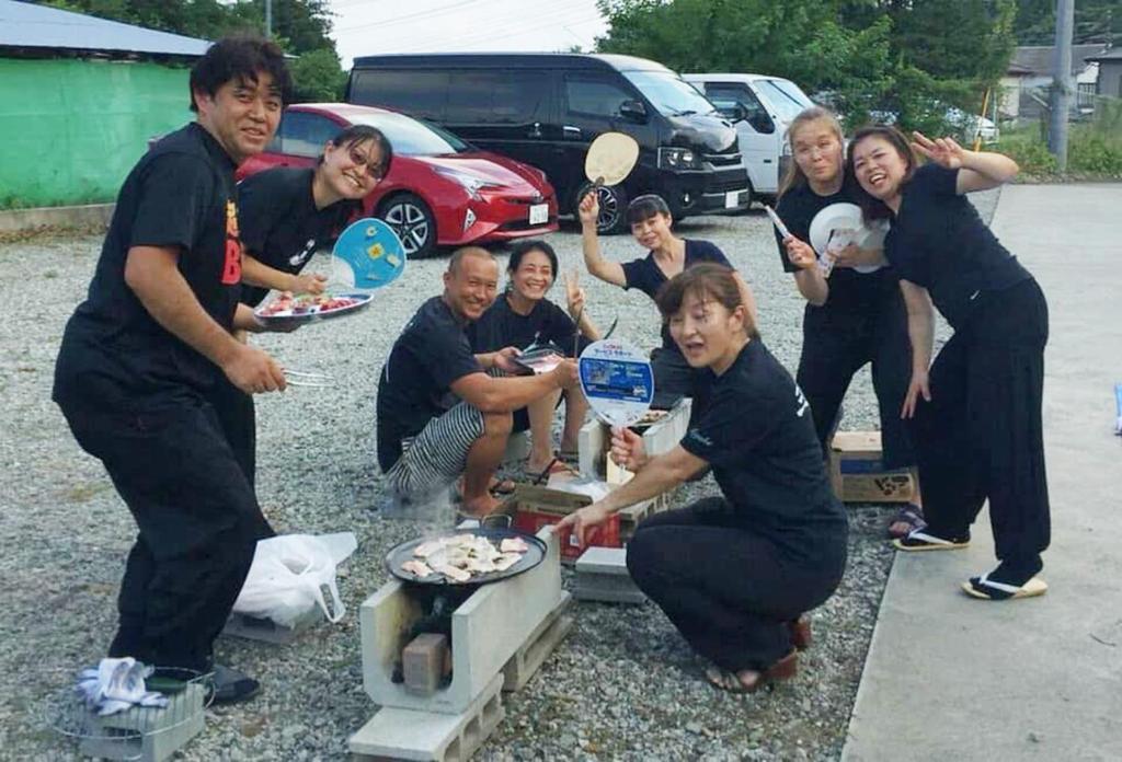 a group of people posing for a picture with food at 多目的スタジオ月兎園 BBQや花火できます #Ok1 in Yoshioka