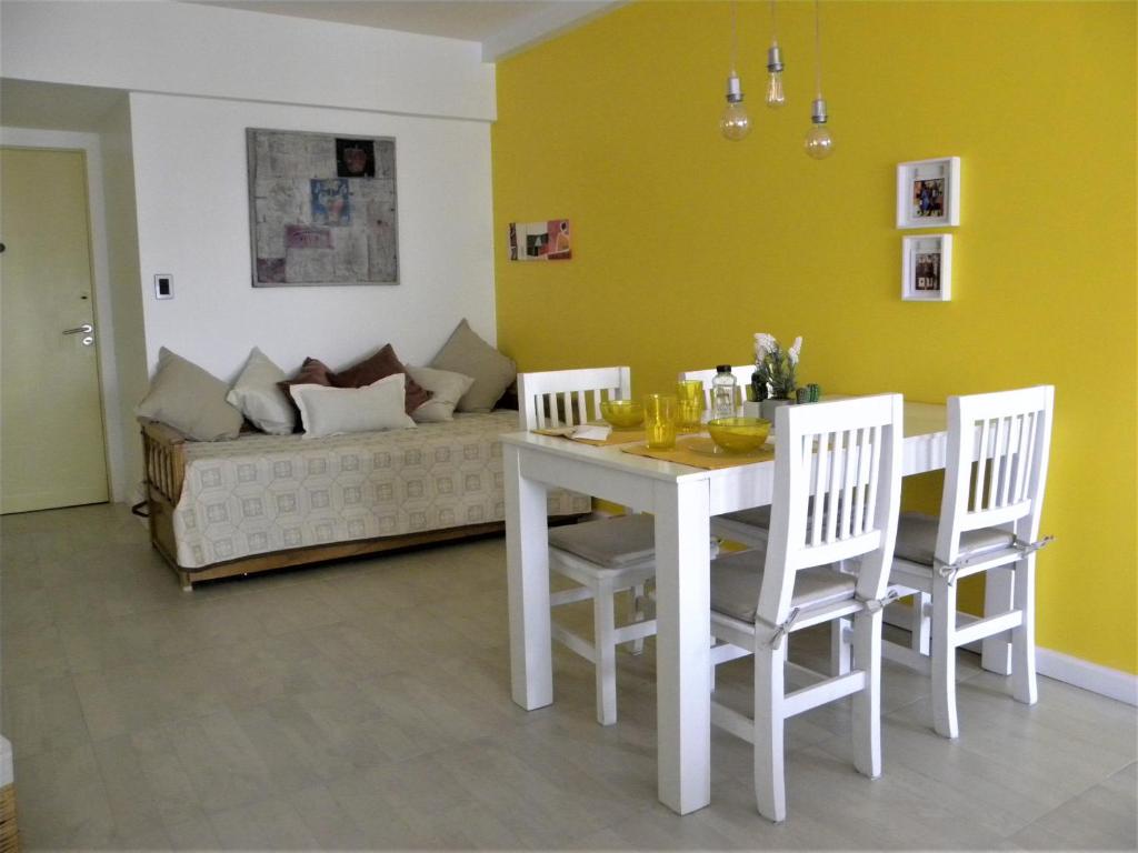 a living room with a white table and chairs and a couch at Crespo Apartament Premiun in Buenos Aires