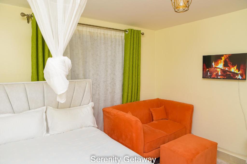 een slaapkamer met een bed en een oranje stoel bij Serenity Getaway STUDIO apartment near JKIA & SGR with KING BED, WIFI, NETFLIX and SECURE PARKING in Syokimau