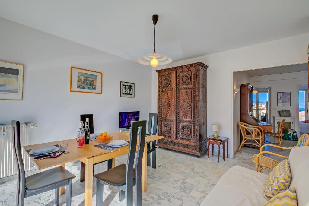 ein Wohnzimmer mit einem Tisch und einem Esszimmer in der Unterkunft Appartement Le Fabiola - Happy Rentals in Antibes